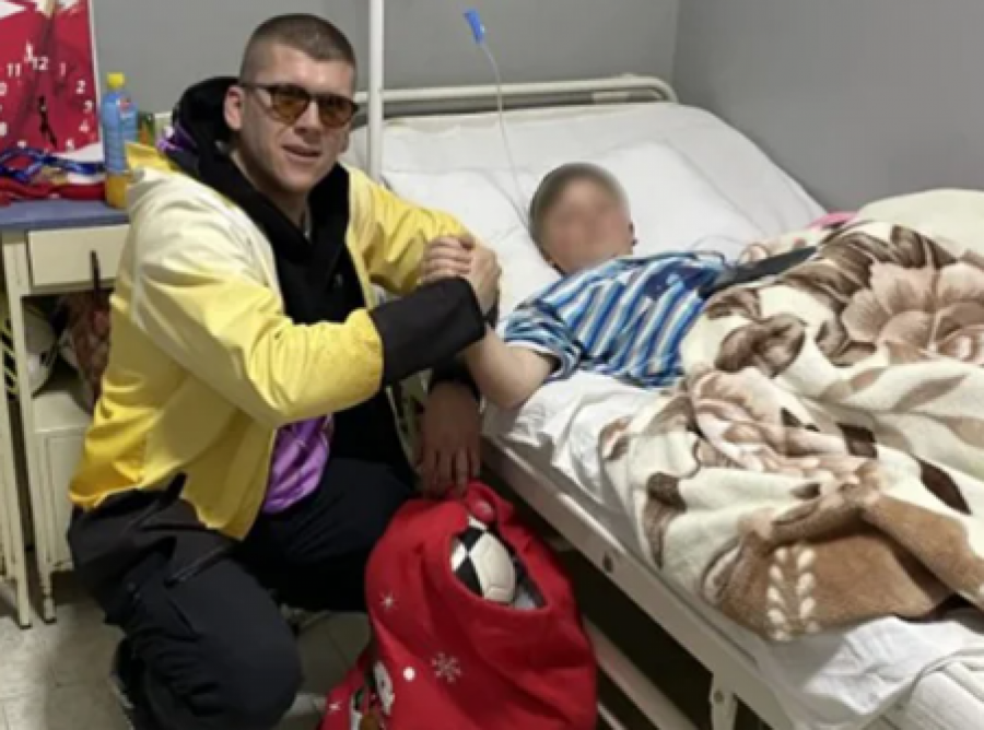 I KAMEN BI ZAPLAKAO Milan Janković Čorba u poseti ranjenom dečaku Stefanu