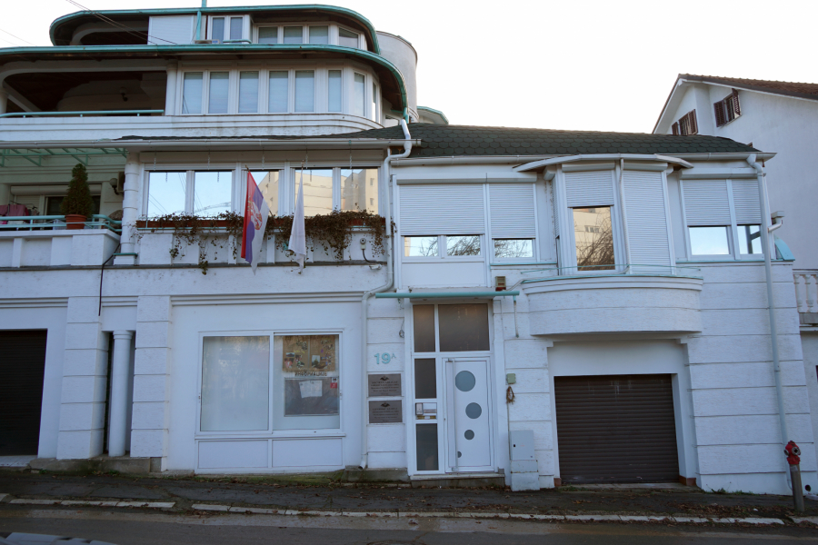 ČUVARI PROŠLOSTI Na Banjici se čuvaju magijski spisi, nadgrobni spomenici i legati najčuvenijih srpskih, evropskih i azijskih porodica: Dom za dva miliona knjiga