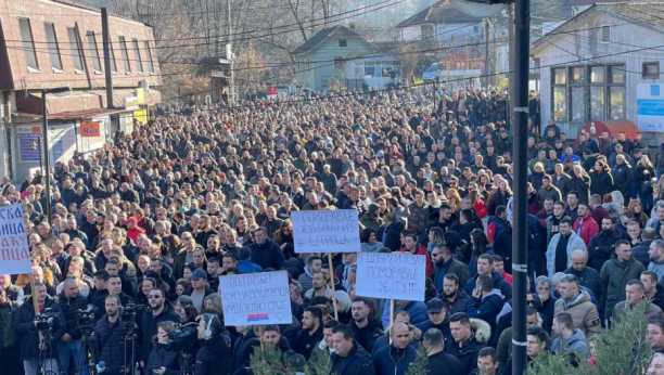 "KURTI, DECU TI NEĆEMO OPROSTITI!" Masovan protest u Štrpcu, Srbi poslali jasnu poruku Aljbinu! (FOTO)
