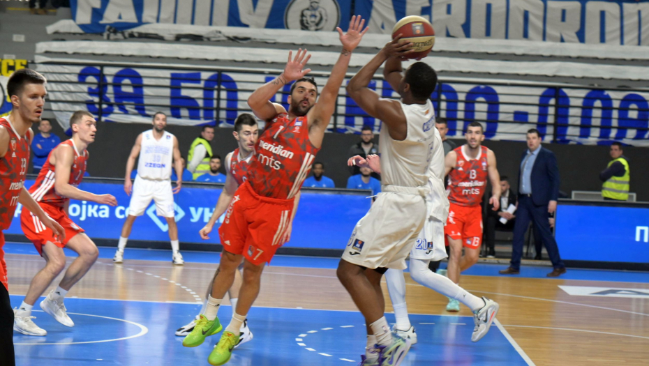 CRVENO-BELI SE PROŠETALI KROZ SKOPLJE Kampaco vodio Zvezdu do pobede protiv MZT-a