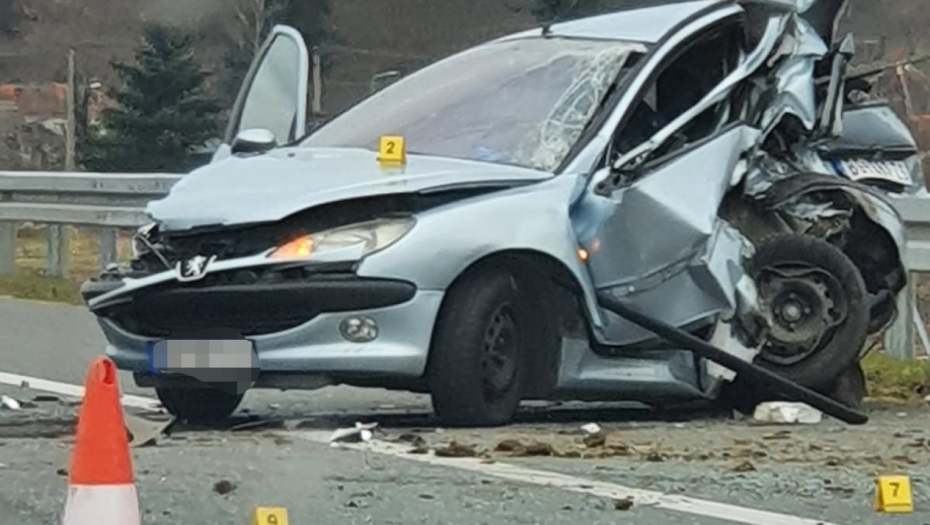 BOG IH JE SPASIO NA OVAJ VELIKI PRAZNIK Pežo na auto-putu Miloš Veliki kod Ljiga potpuno uništen, ali niko nije povređen (FOTO)