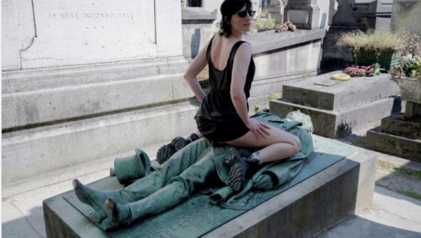 "Neveljala skulptura" JE NAJPERVERZNIJI GROB NA SVETU: Žene ga bukvalno "zaskaču", a razlog je više nego bizaran
