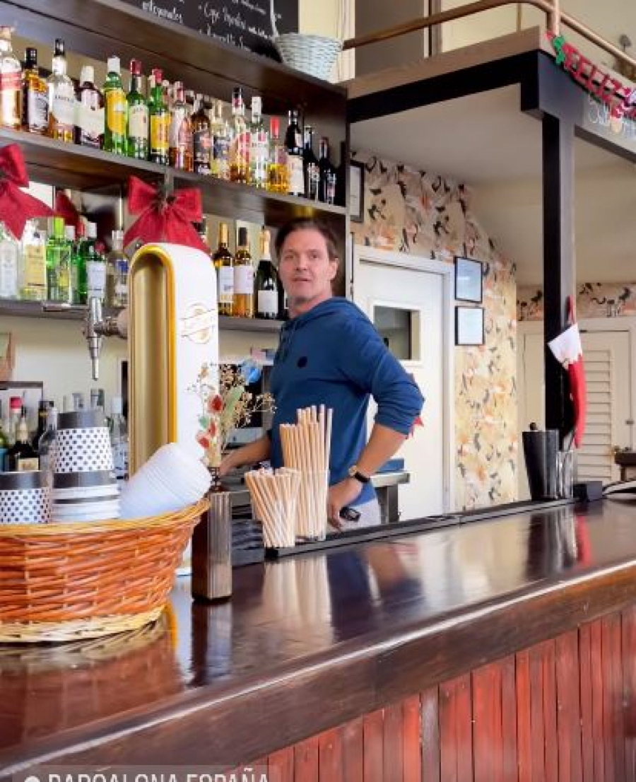NAŠ PEVAČ ODJEDNOM NESTAO, ŠOK ČIME SE SADA BAVI Glumica ga potpuno RAZOTKRILA,  niko ne može da veruje da je ovo ON! (FOTO)
