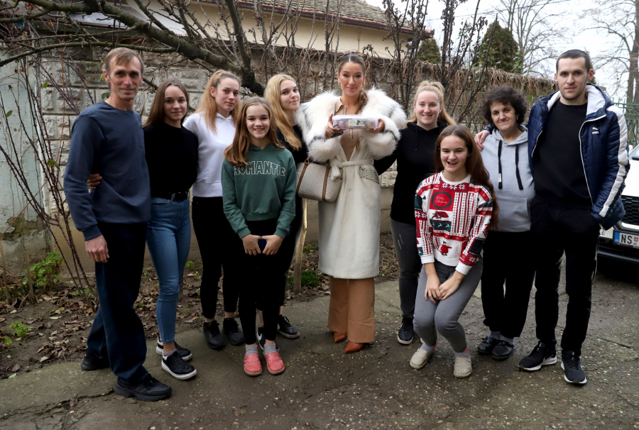 HUMANOST NA DELU Tea Tairović u saradnji sa Alo! obradovala mališane iz Sremske Kamenice i porodicu iz Opova