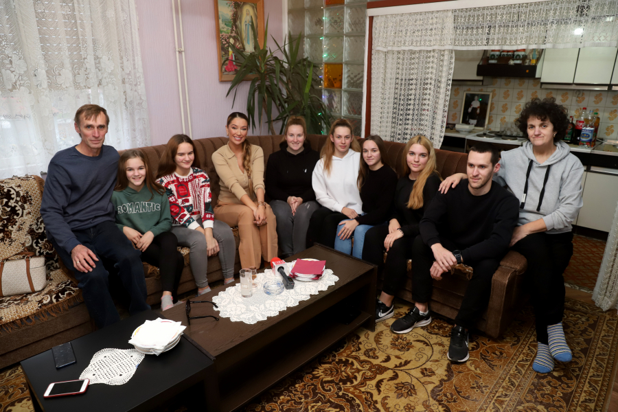 HUMANOST NA DELU Tea Tairović u saradnji sa Alo! obradovala mališane iz Sremske Kamenice i porodicu iz Opova