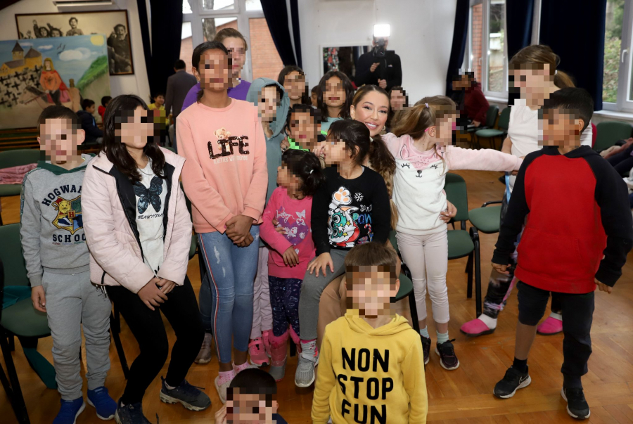 HUMANOST NA DELU Tea Tairović u saradnji sa Alo! obradovala mališane iz Sremske Kamenice i porodicu iz Opova