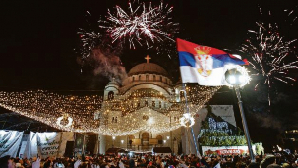 SRPSKA UZ BREGU I PEČENOG VOLA! Pravoslavna Nova godina po srpskim trgovima uz muzičke zvezde i bogatu trpezu
