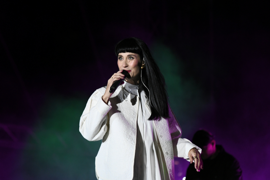 SRPSKA UZ BREGU I PEČENOG VOLA! Pravoslavna Nova godina po srpskim trgovima uz muzičke zvezde i bogatu trpezu