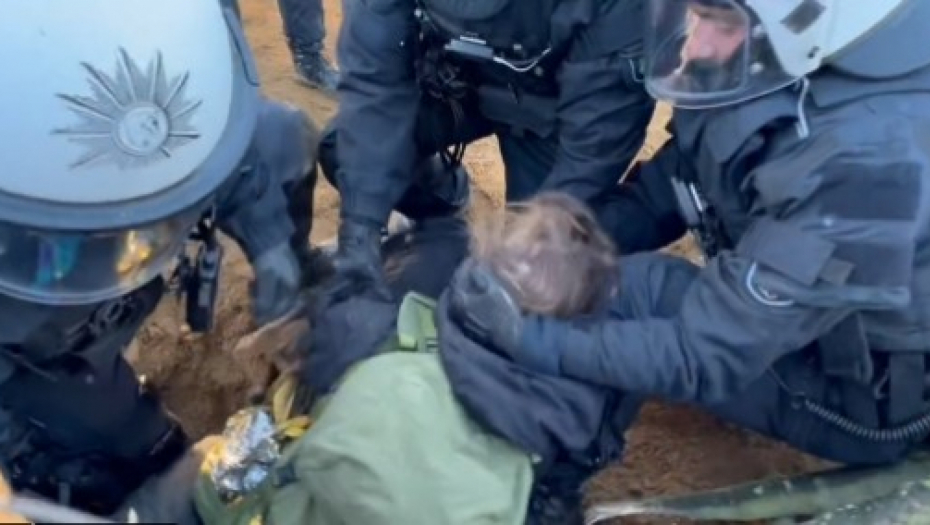 ŠTA JE SAD OVO, VUČIĆU? Nemački specijalci bacaju ženu u blato, tajkunska "Nova" slepa kod očiju, Viola fon Kramon ni da bekne! (FOTO/VIDEO)