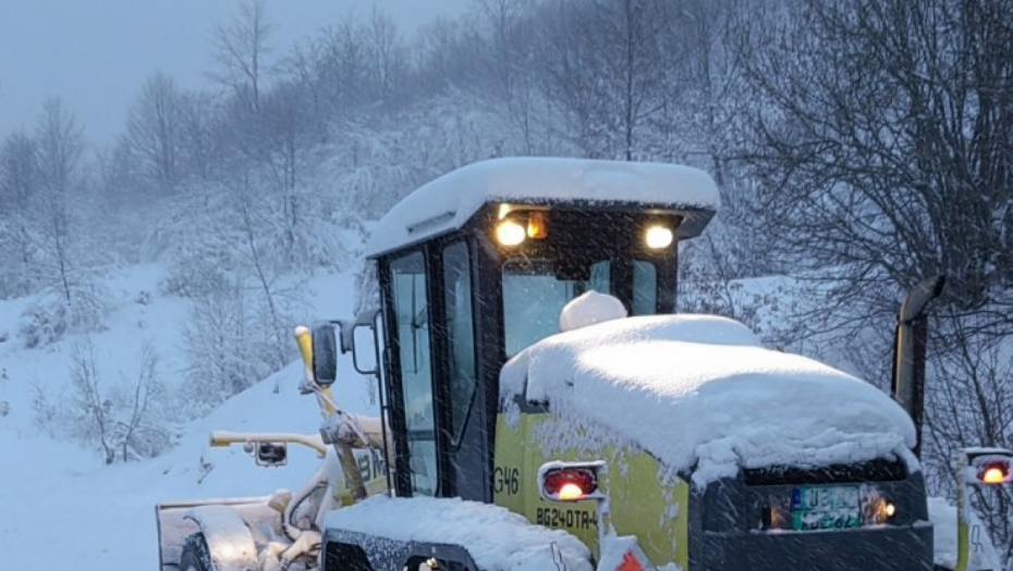 NAJTEŽE PREKO DEBELOG BRDA Putari se bore sa snežnim nanosima(FOTO)