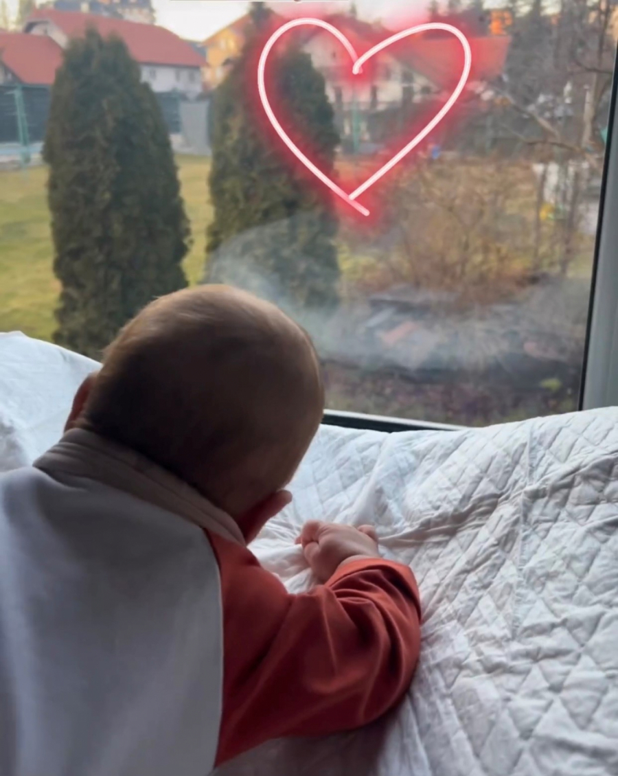 DA SE ISTOPIŠ! Egelja objavila fotografije svog tek rođenog sina