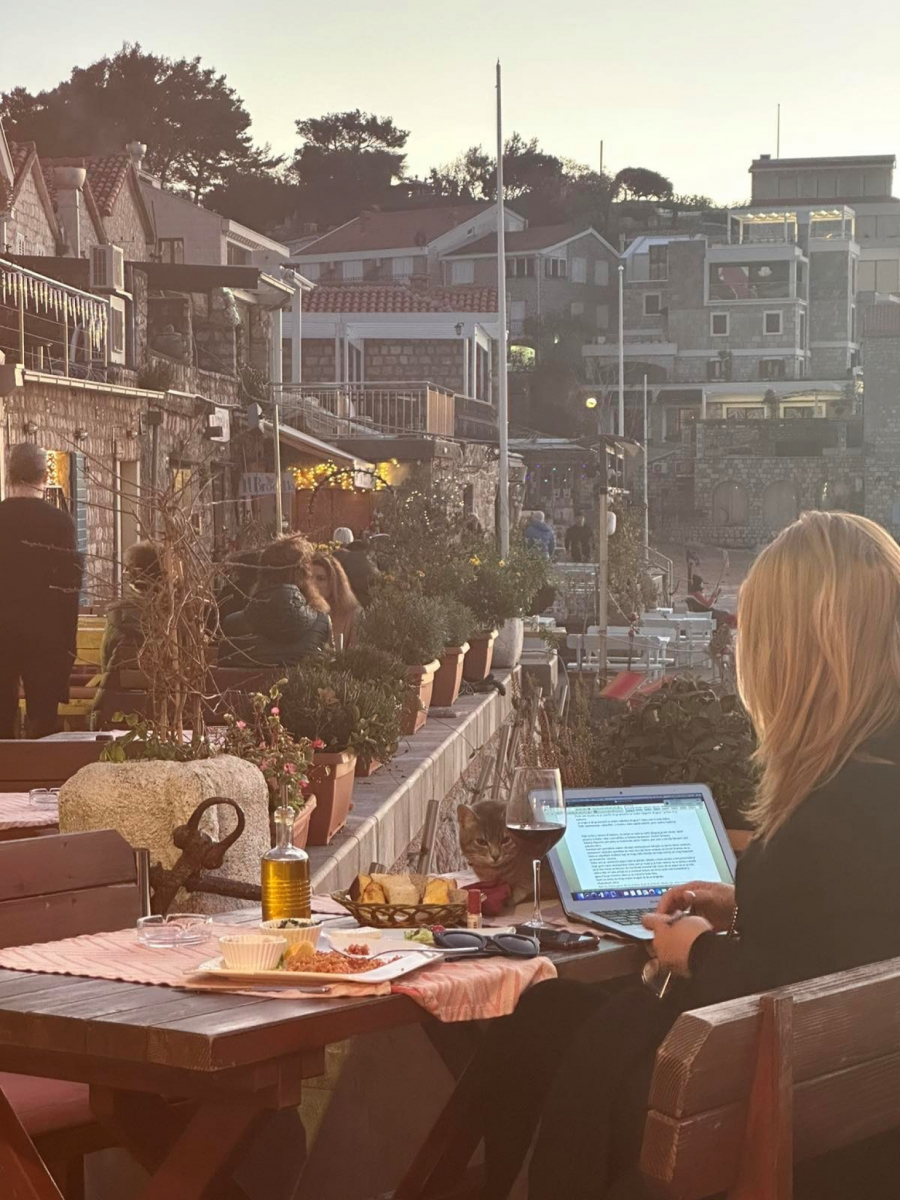 ALO! PAPARACO Evo kako i sa kim Vesna Dedić provodi vreme u Crnoj Gori (FOTO)