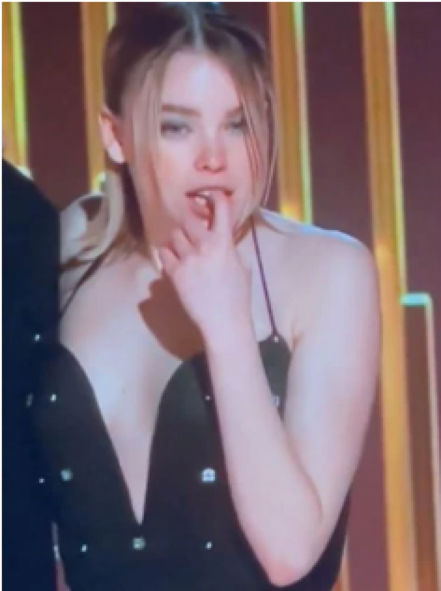 ISPLIVAO SKANDALOZAN SNIMAK  Komentari samo pljušte, glumica se pijana pridržava za drugaricu (VIDEO)