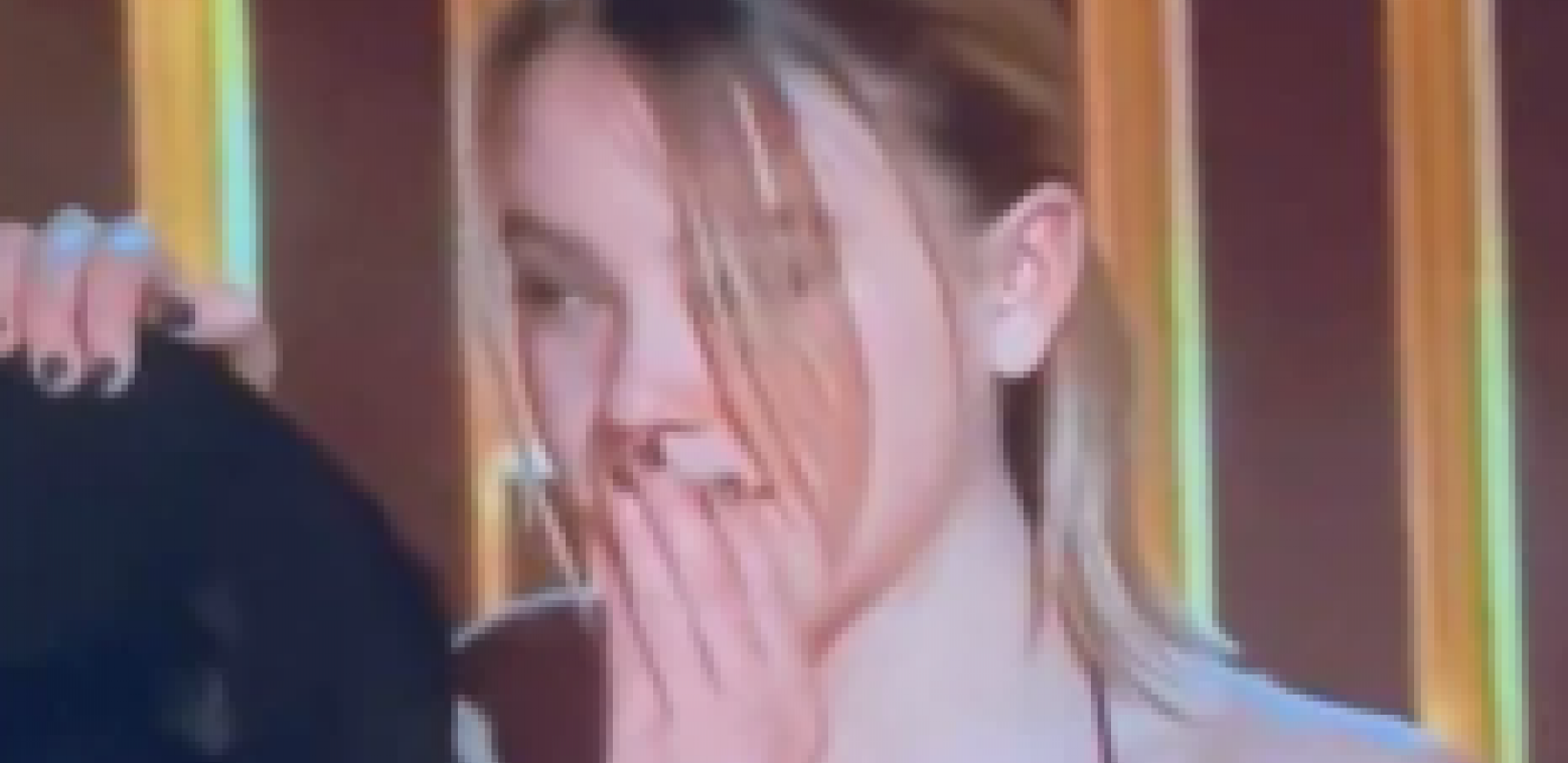 ISPLIVAO SKANDALOZAN SNIMAK  Komentari samo pljušte, glumica se pijana pridržava za drugaricu (VIDEO)