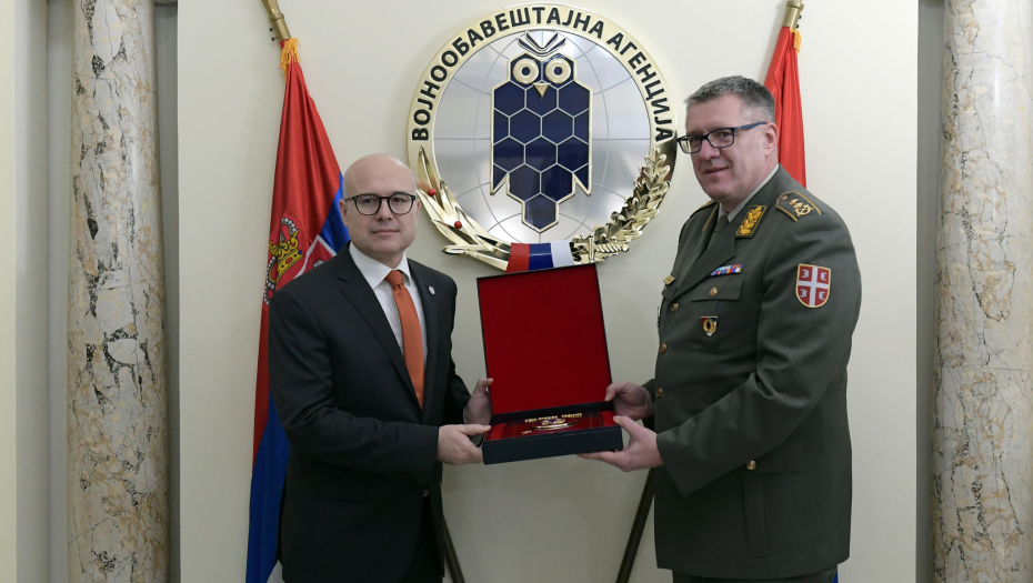 PLAKETA ZA MINISTRA Vučević obišao Vojnoobaveštajnu agenciju