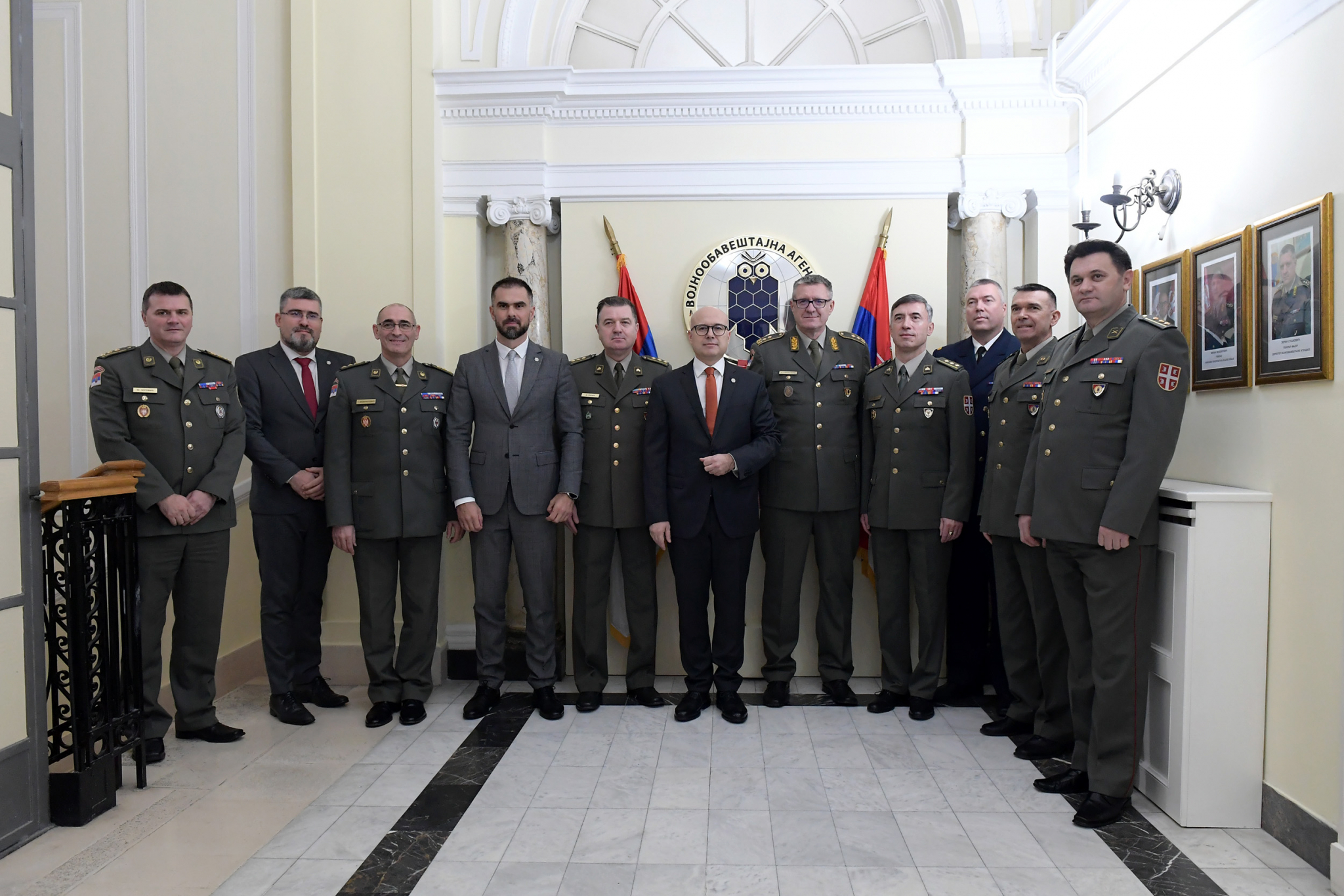 PLAKETA ZA MINISTRA Vučević obišao Vojnoobaveštajnu agenciju