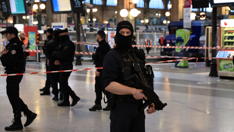 OBJAVIO ČUDAN SNIMAK, PA KRENUO U UBILAČKI POHOD Jezive vesti iz Pariza, izvadio je nož i uzviknuo: "Alahu Akbar"