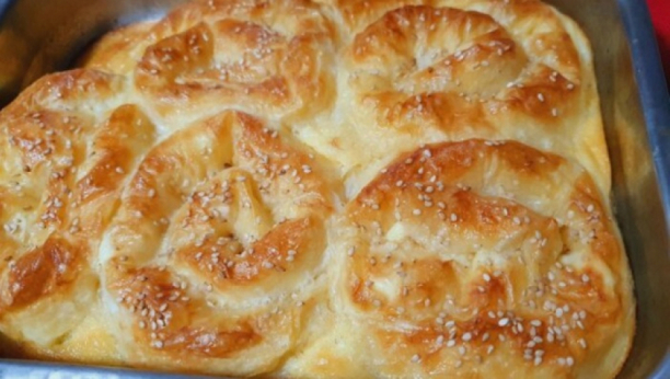 U ISTO VREME I HRSKAVA I MEKANA Za najbolji ukus pite u pekarama uvek koriste ovaj preliv