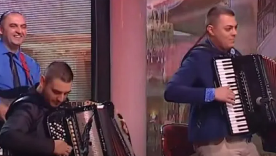 LETE PARE Darko Lazić i Sloba Vasić napravili haos u studiju, uzeli harmoniku, GOSTI IH KITE EVRIMA!