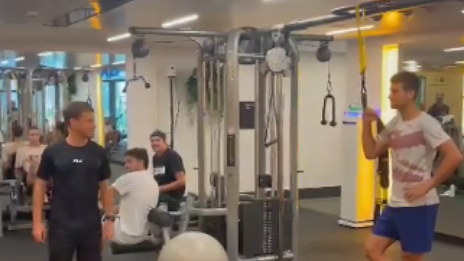 NOVAK "SKINUO" MESIJA Đoković u akciji "Šta radiš to glupane?" do suza nasmejao poznatog tenisera (VIDEO)