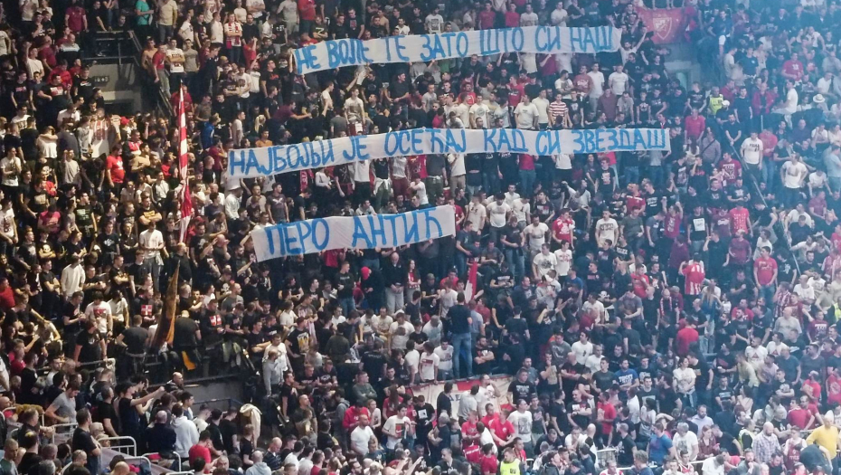 NAJBOLJI JE OSEĆAJ KAD SI ZVEZDAŠ Transparent "delija" u znak podrške Antiću, bivšem košarkašu crveno-belih