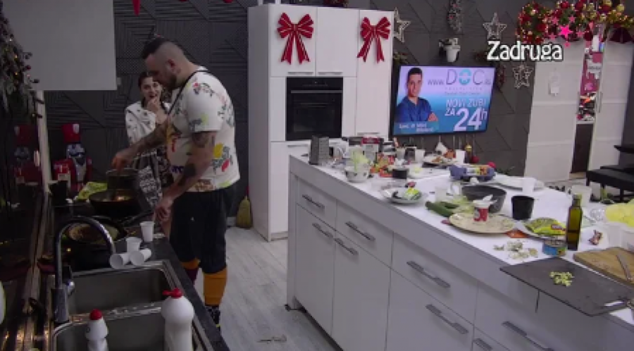 SKUPLJAŠ MENSUROVE, JANJUŠEVE I DEJANOVE OTPATKE Maja htela da isprovocira Filipa, on joj nije ostao dužan, pa joj pomenuo abortuse dok je Milica stajala pored njega