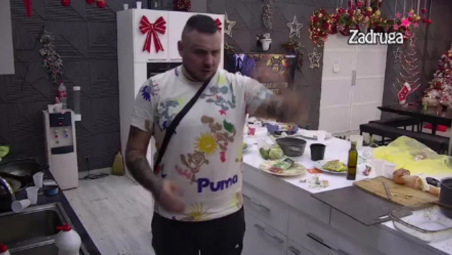 SKUPLJAŠ MENSUROVE, JANJUŠEVE I DEJANOVE OTPATKE Maja htela da isprovocira Filipa, on joj nije ostao dužan, pa joj pomenuo abortuse dok je Milica stajala pored njega