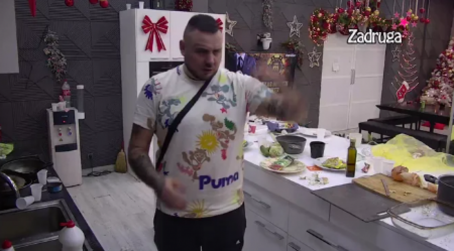 SKUPLJAŠ MENSUROVE, JANJUŠEVE I DEJANOVE OTPATKE Maja htela da isprovocira Filipa, on joj nije ostao dužan, pa joj pomenuo abortuse dok je Milica stajala pored njega