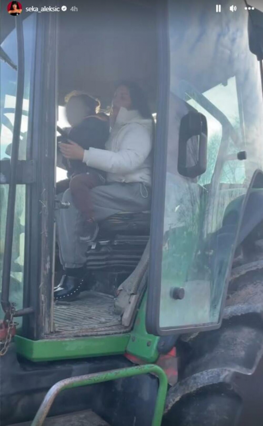 HIT SNIMAK Seka Aleksić vozi traktor i uživa sa svojim sinom NASMEJAĆE VAS DO SUZA (VIDEO)