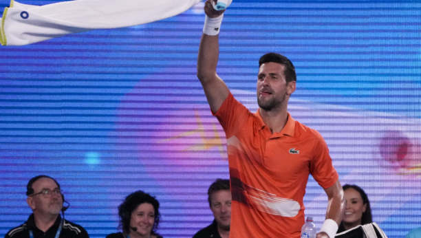 SPEKTAKL U MELBURNU Đoković i Kirjos napravili haos, Nole igrao kolo, navijači ga dočekli kao BOŽANSTVO