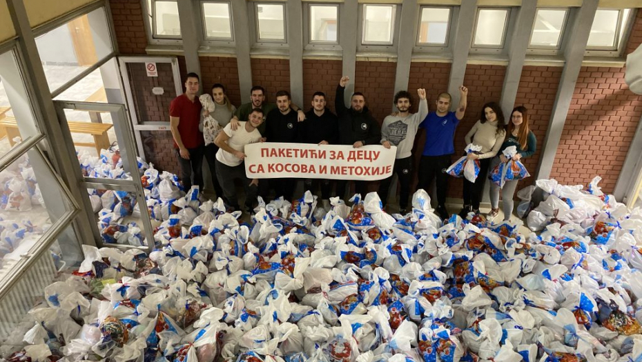 Studenti darivali paketiće za decu Kosova i Metohije