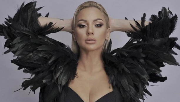 SKLANJAM SE OD NEGATIVNOG I LOŠEG! Pevačica ušla u petu deceniju, pa poslala brutalnu poruku o svojim godinama i porodici