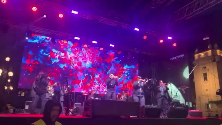 TRUBAČI NAPRAVILI SPEKTAKL NA TRGU Beograđani na nogama, fenomenalan doček srpske Nove godine, kadrovi sa lica mesta! (VIDEO)