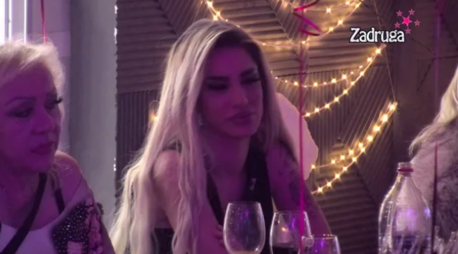 RONI SUZE DOK IH GLEDA Aleks ne može da se smiri dok Car ljubi Maju