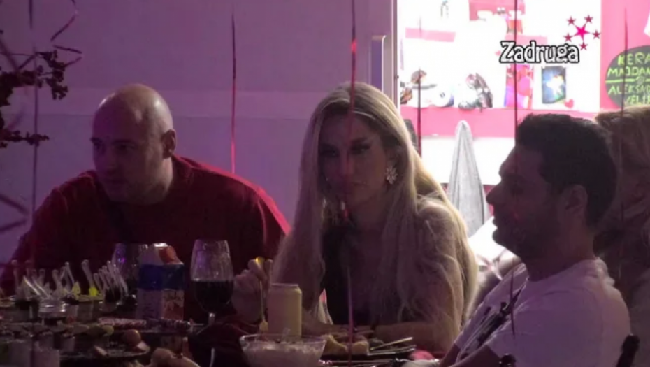 RONI SUZE DOK IH GLEDA Aleks ne može da se smiri dok Car ljubi Maju