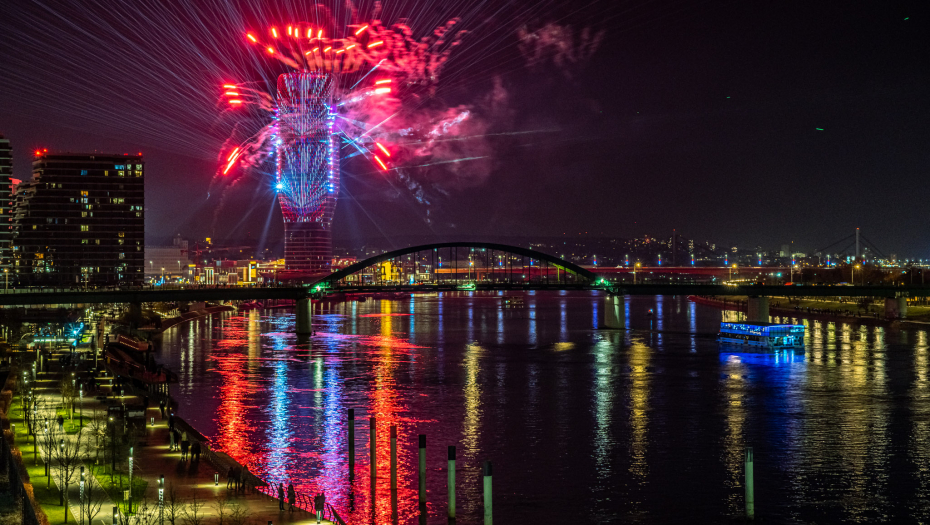 Srpska Nova godina dočekana uz spektakularni vatromet sa Kule Beograd (FOTO)