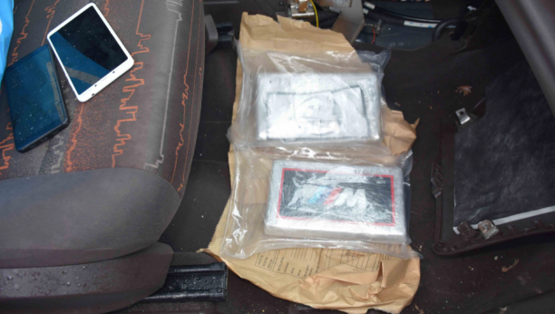 DILERI UHVAĆENI NA DELU! Ovako je policija sprečila prodaju četiri kilograma kokaina (FOTO)
