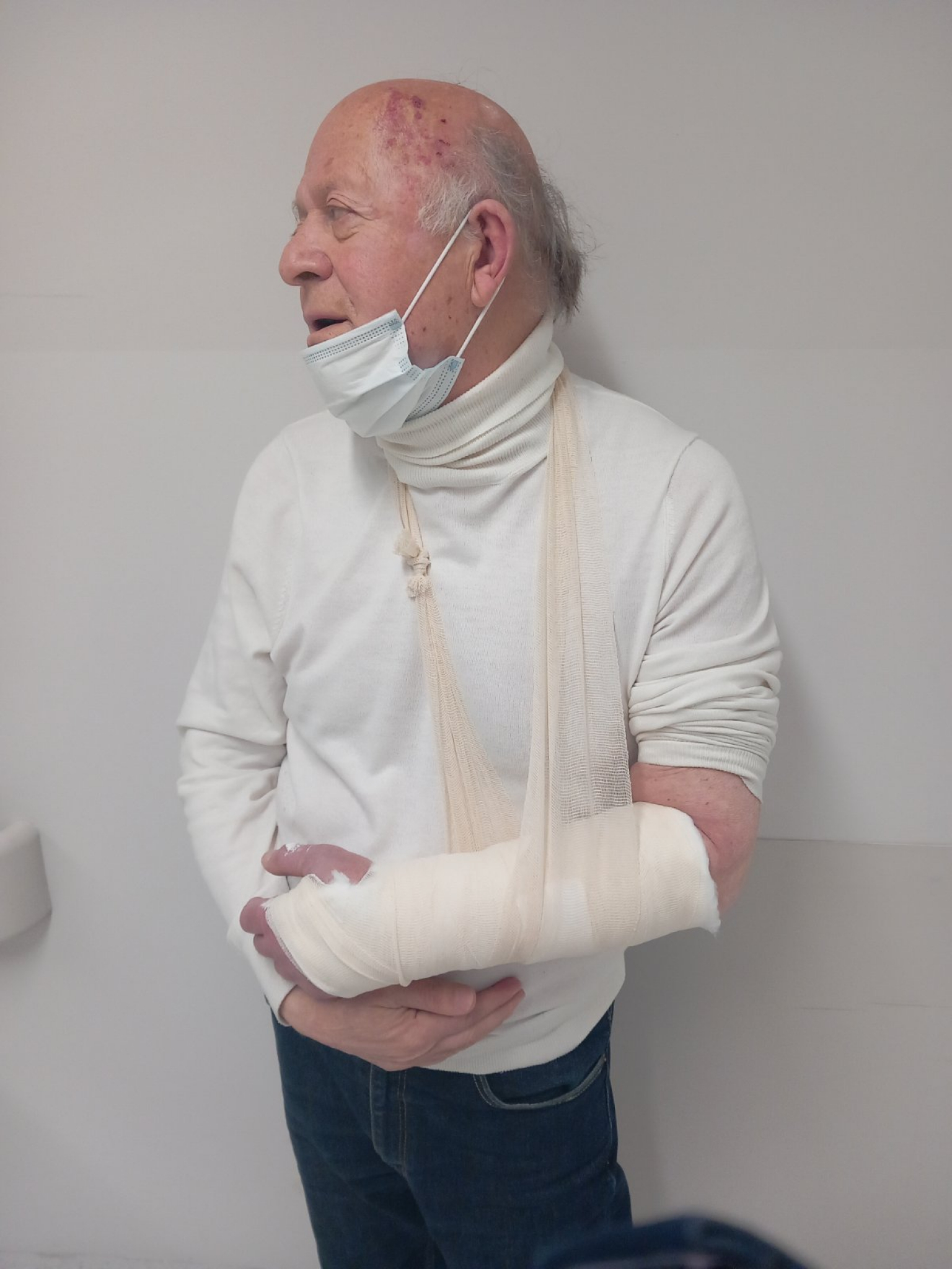 EKSKLUZIVNO! PRVA FOTOGRAFIJA PRETUČENOG ADVOKATA I BIVŠEG SUDIJE Udarili su me  otpozadi po glavi, pao sam i rasekao se.