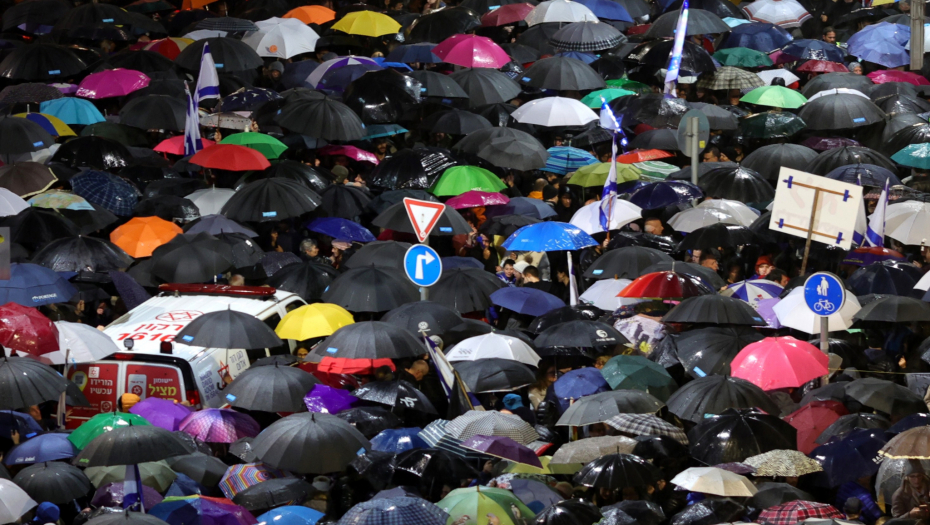 PREKO 80.000 LJUDI IZAŠLO NA ULICE! Ganc: Uzmite izraelsku zastavu u jednu ruku, kišobran u drugu... (FOTO)