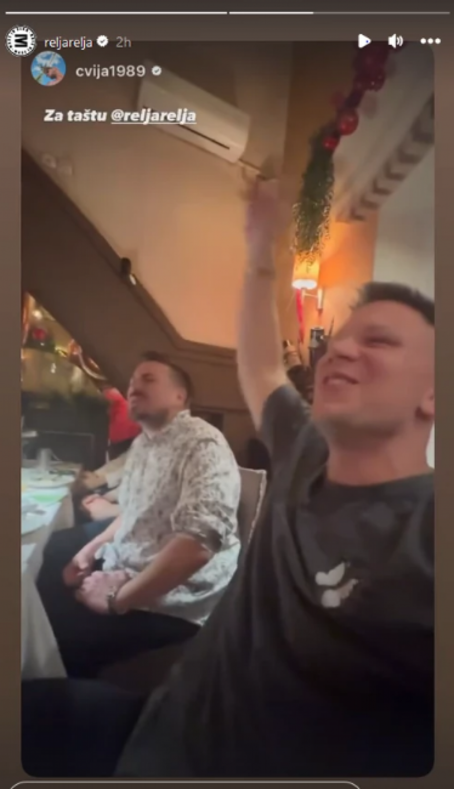 ZA TAŠTU! Relju Popović pogodili stihovi pesme Vesne Zmijanac DELI NOVČANICE MUZICI