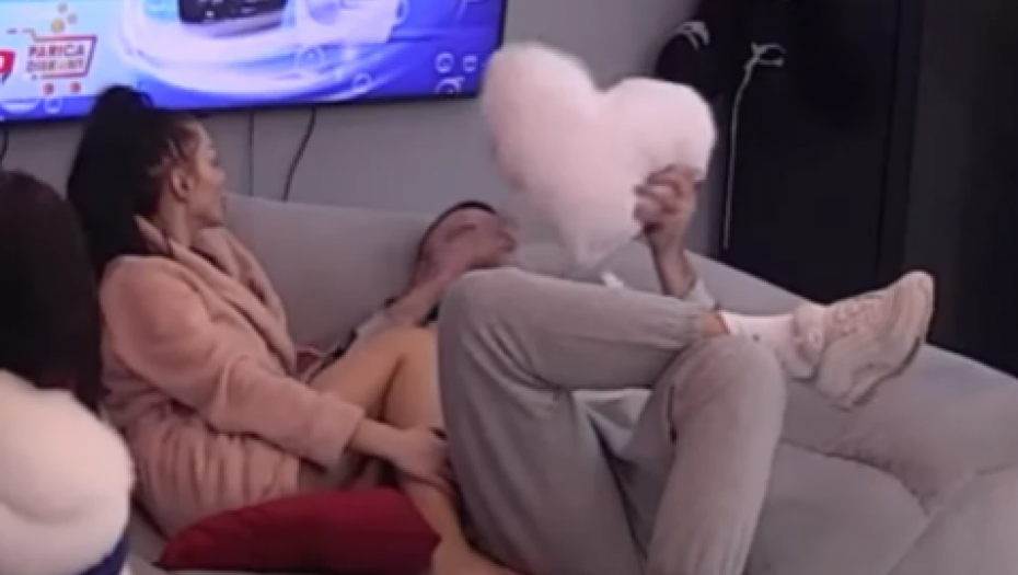 LEPA JE! Car zapanjeno gledao u fotografiju Aleksandre, Maja odmah krenula da drami (FOTO)