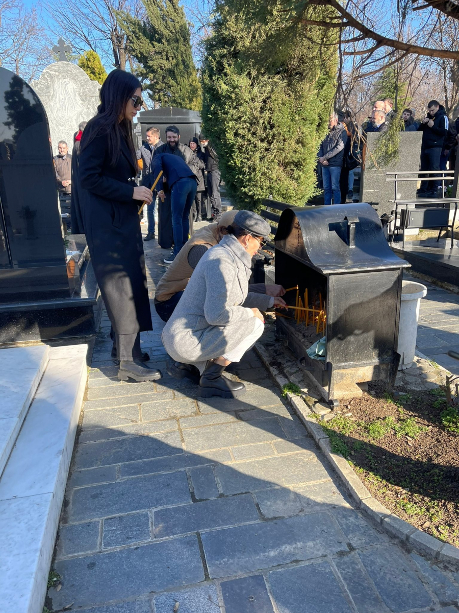 TUGA NA NOVOM GROBLJU Porodica i prijatelji obeležavaju godišnjicu smrti Arkana, ISPOŠTOVALI SVE OBIČAJE (FOTO/VIDEO)