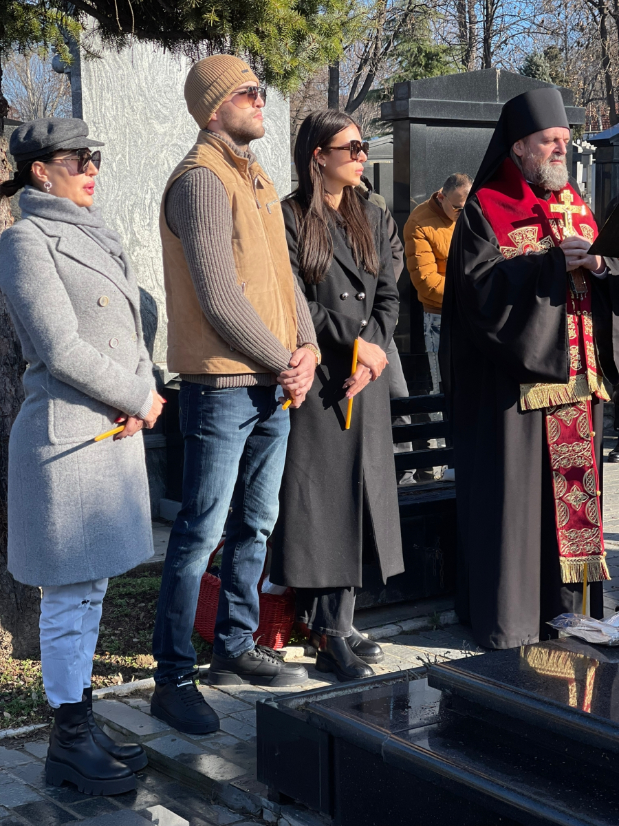 TUGA NA NOVOM GROBLJU Porodica i prijatelji obeležavaju godišnjicu smrti Arkana, ISPOŠTOVALI SVE OBIČAJE (FOTO/VIDEO)