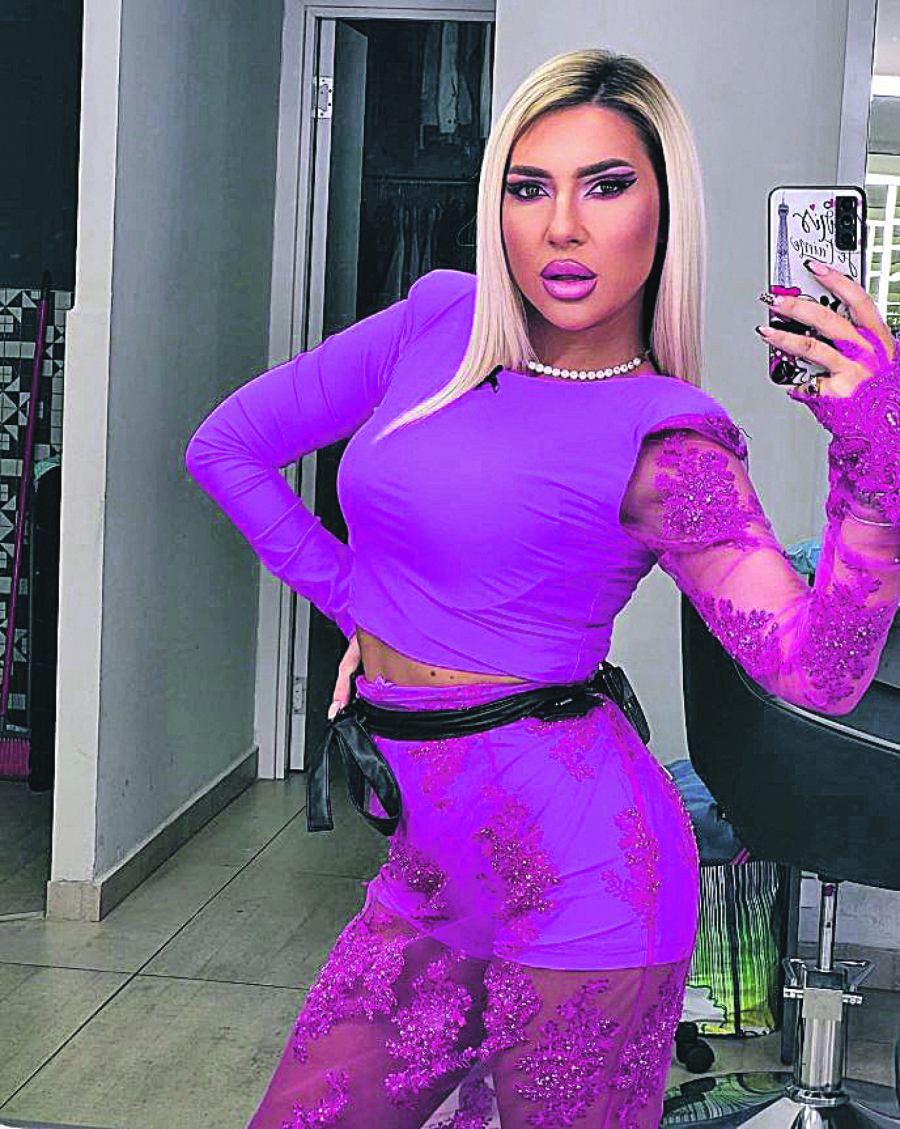 VODITELJKA PROVOCIRA Providna i pink Jovana