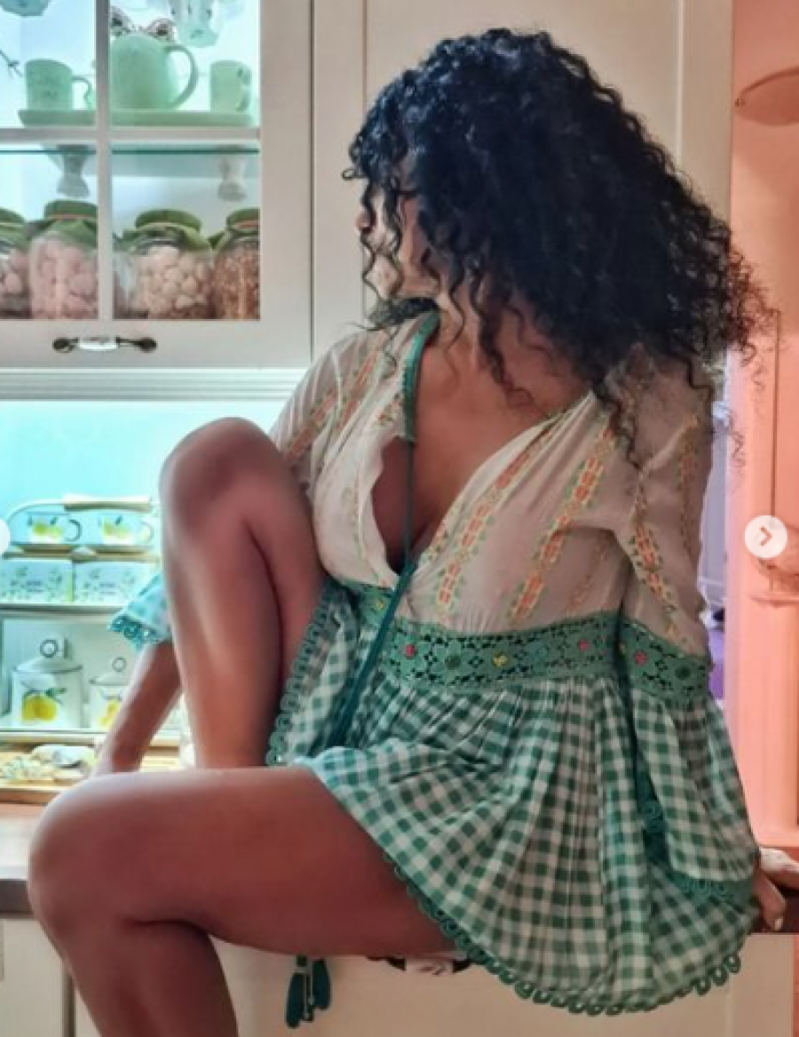 ISPLIVALE VRELE SCENE LIDIJE VUKIĆEVIĆ Glumica samo u bade mantilu, podigla nogu, SVE SEVNULO, ŠOKIRALA PRIZOROM (FOTO)