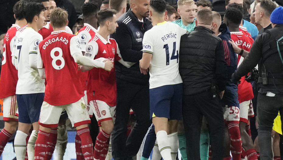 NEZAPAMĆENI SKANDAL U PREMIJER LIGI Ovo što je sudija uradio može da odluči borbu za trofej