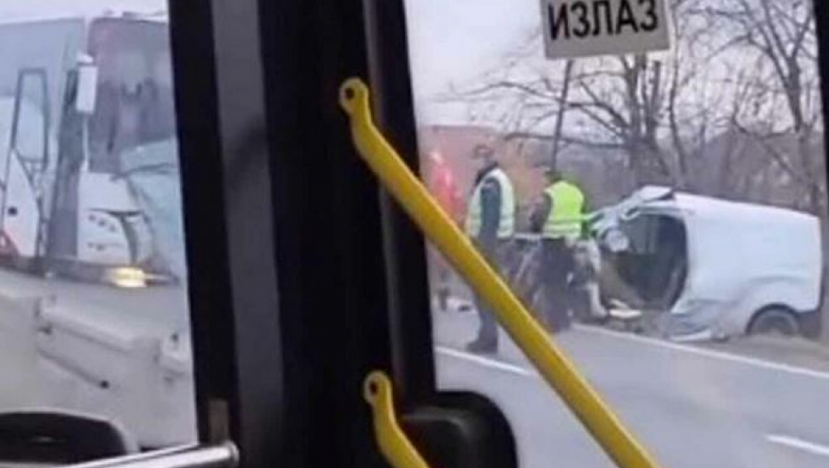 DRAMA KOD LAZAREVCA Sudar autobusa i automobila, jedna osoba bez svesti!