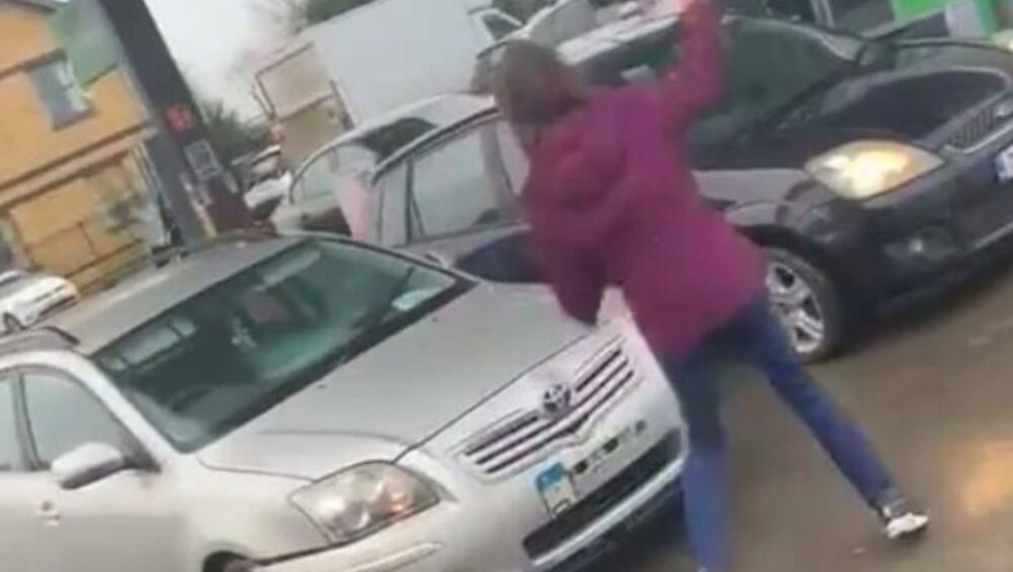 POMAHNITALA ŽENA NAPRAVILA OPŠTU POMETNJU NA PUMPI Zakucala se u druga kola, pa krenula da BESNI (VIDEO)