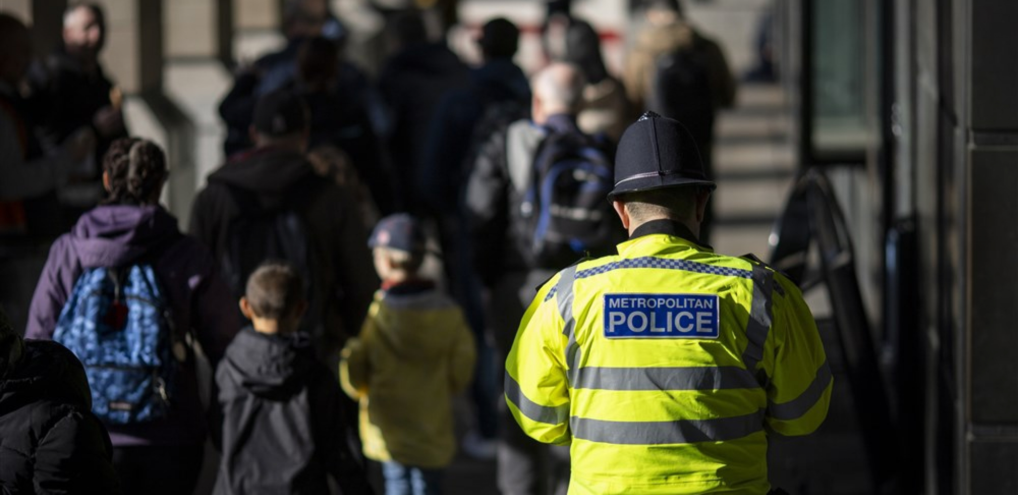 BRITANKA NOŽEM UBILA ČETVOROGODIŠNJEG SINA Policija opkolila deo Londona