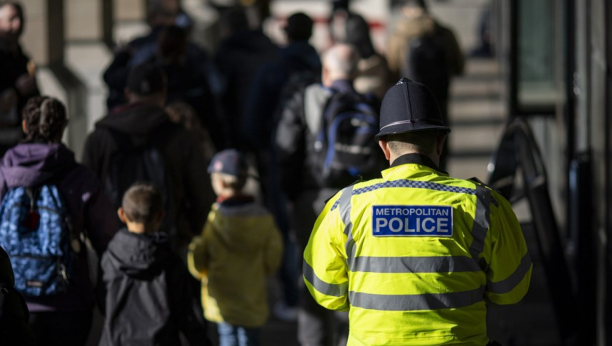 POLICAJAC POGOĐEN STRELOM Haos u Velikoj Britaniji